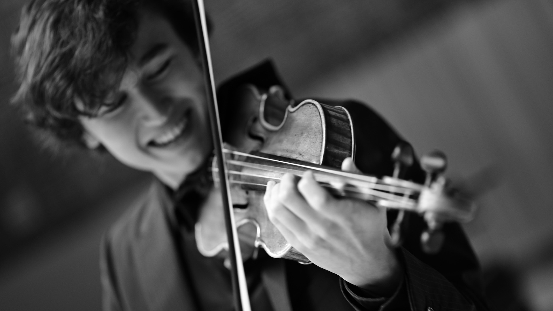 Daniel Lozakovich soittaa viulua