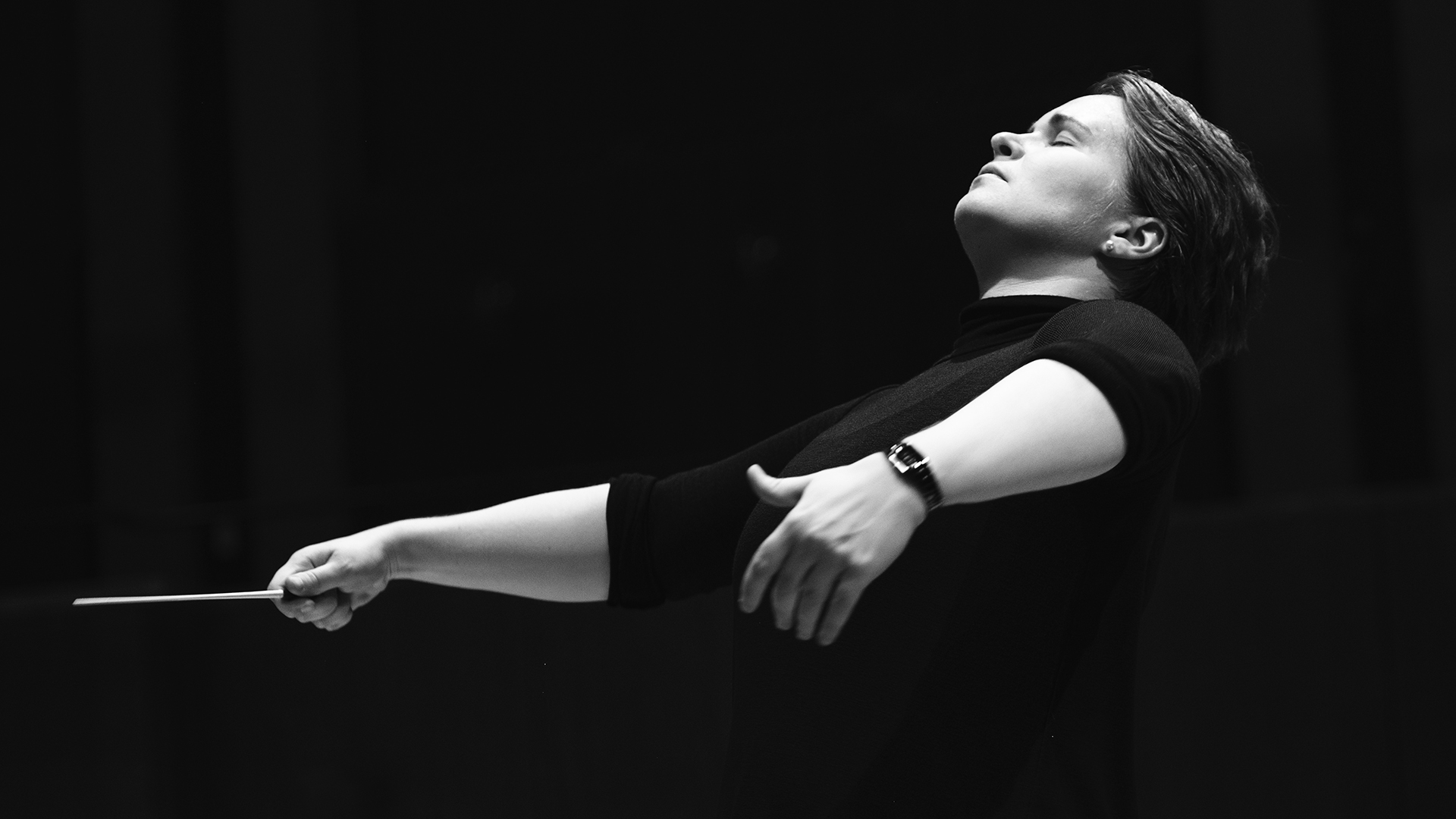 Eva Ollikainen johtaa orkesteria.